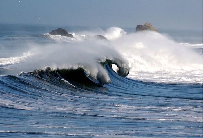 Como a energia das ondas e marés gera eletricidade