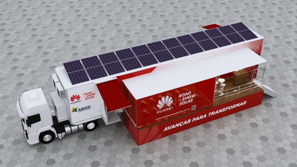 RoadShow Huawei Solar possui 12 placas fotovoltaicas e é um exemplo de energia solar