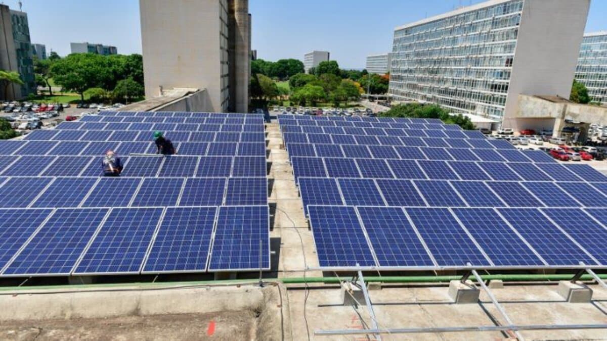 Energia renovável no Brasil, seja energia eólica ou solar, vem crescendo cada dia mais