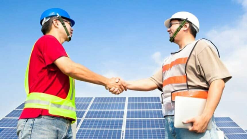 Dentre as vagas de emprego disponíveis no setor de energia solar com processo seletivo aberto temos: eletricista, instalador de placas e auxiliar de projetos
