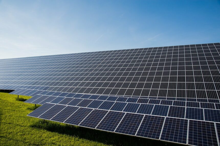 Brasil ultrapassa a marca de 12 GW de produção de energia solar, graças aos investimentos feitos no setor de energia renovável, segundo a Absolar