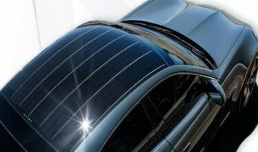 Empresas desenvolvem painéis fotovoltaicos para utilizar em carros elétricos e otimizam em até 30% a produção de energia solar nesses veículos
