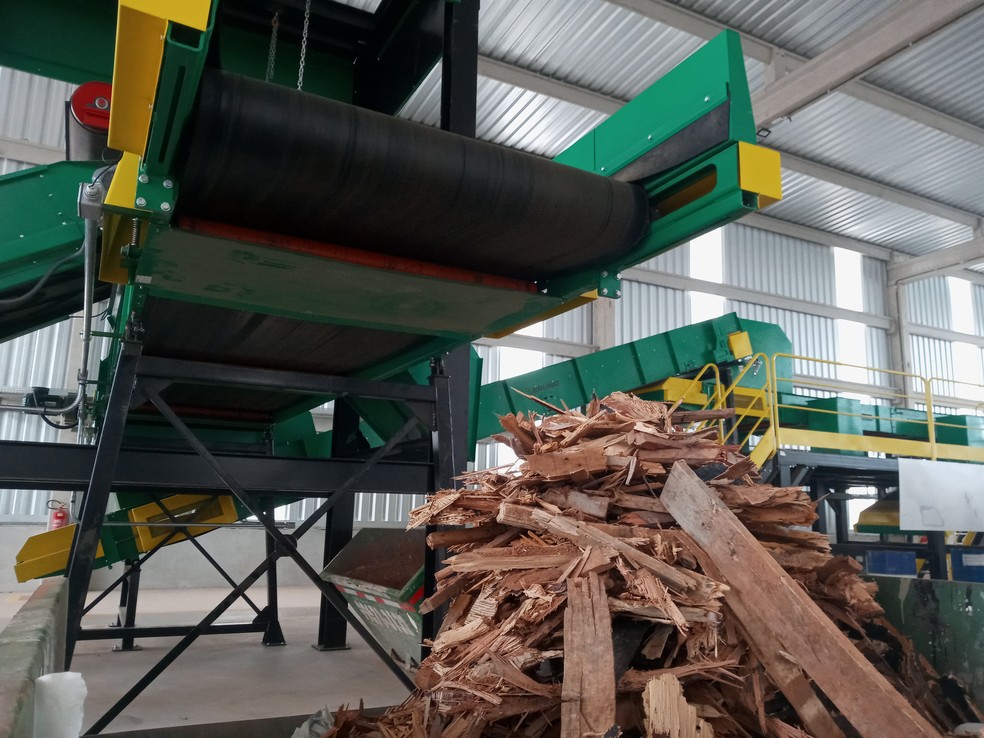 Planta de Grandes Volumes transforma madeira, sofás, armários, entre outros, em combustível para caldeiras e indústrias. Fonte: Divulgação/AI