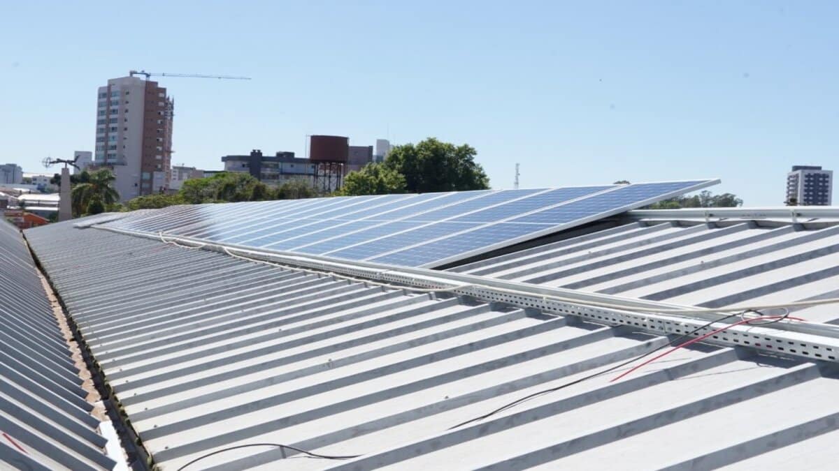 A prefeitura de Passo Fundo instalou 44 painéis de energia solar na Feira do Produtor, com o objetivo de reduzir custos e promover a sustentabilidade