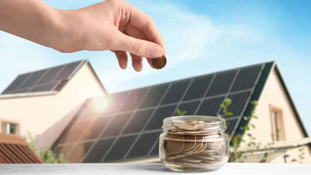 O Senai aponta que o cenário atual é bastante favorável para investir na produção de energia renovável, principalmente a energia solar, e reduzir os custos com a conta de luz no Brasil