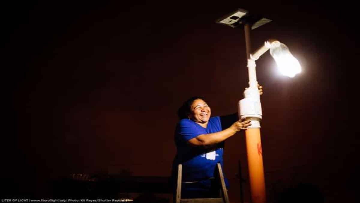A companhia Audi, em parceria com a ONG Litro de Luz, desenvolveu um projeto para levar iluminação para as comunidades do Amazonas utilizando postes de energia solar e lampiões com materiais de reciclagem