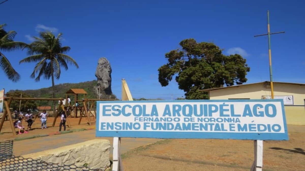A Escola Arquipélago, localizada em Fernando de Noronha, agora conta com um projeto de energia renovável que visa tornar 100% da sua produção proveniente de energia solar para trazer mais sustentabilidade ao local