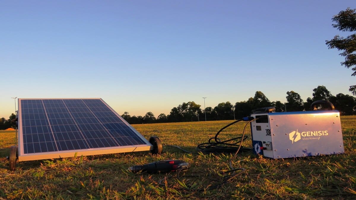 A startup Vida Maker desenvolveu uma microusina de energia renovável compacta que suporta a produção por meio de energia solar, eólica e gerador hidráulico para abastecer as suas operações