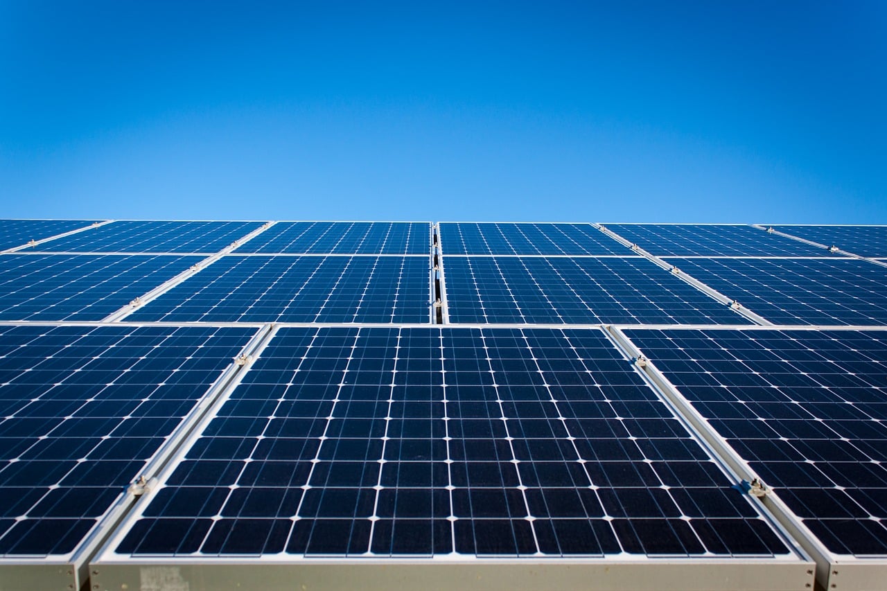A prefeitura de Aparecida de Goiânia realizou uma audiência pública e apresentou a proposta de desenvolvimento do projeto de construção de uma usina de energia solar fotovoltaica na cidade