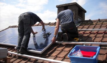 O IFPB desenvolveu um curso de formação na área das energias renováveis e está disponibilizando 290 vagas para eletricistas que atuam na instalação de sistemas de energia solar fotovoltaica