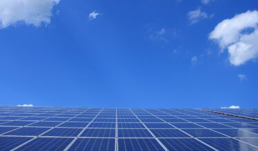 O principal fator que levou à marca da presença de sistemas de energia solar fotovoltaica em 79 municípios do estado são os novos incentivos fiscais que o governo do Mato Grosso do Sul propõe para a produção do recurso