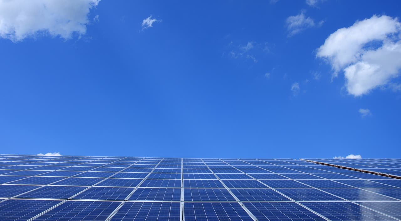 O principal fator que levou à marca da presença de sistemas de energia solar fotovoltaica em 79 municípios do estado são os novos incentivos fiscais que o governo do Mato Grosso do Sul propõe para a produção do recurso