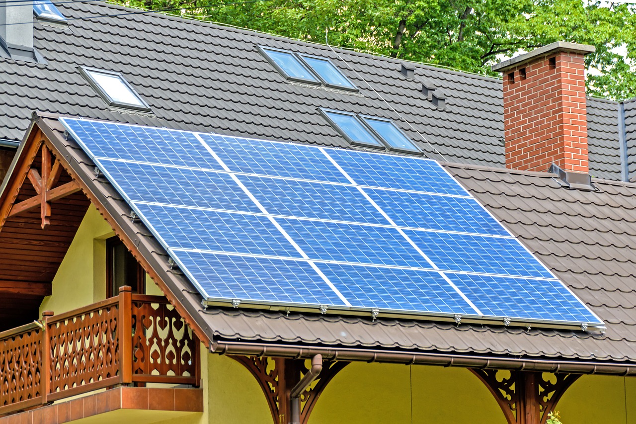 A potência instalada de sistemas de energia solar fotovoltaica em telhados brasileiros ultrapassou a marca de 9 GW, segundo a Absolar, e está se aproximando da potência da usina de Itaipu