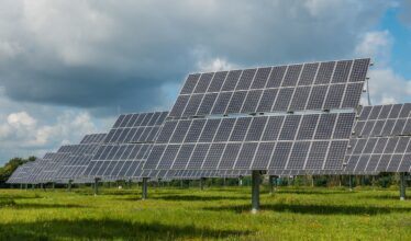 Apesar de ser um setor em constante crescimento no Brasil, os convênios para os projetos de produção de energia solar fotovoltaica ainda precisam ser atualizados e a Absolar destaca a relevância dessas mudanças na cadeia produtiva